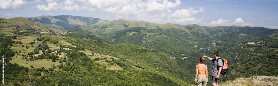 www.ardechecamping.fr-privas-couple-jeunes-randonnee-paysage